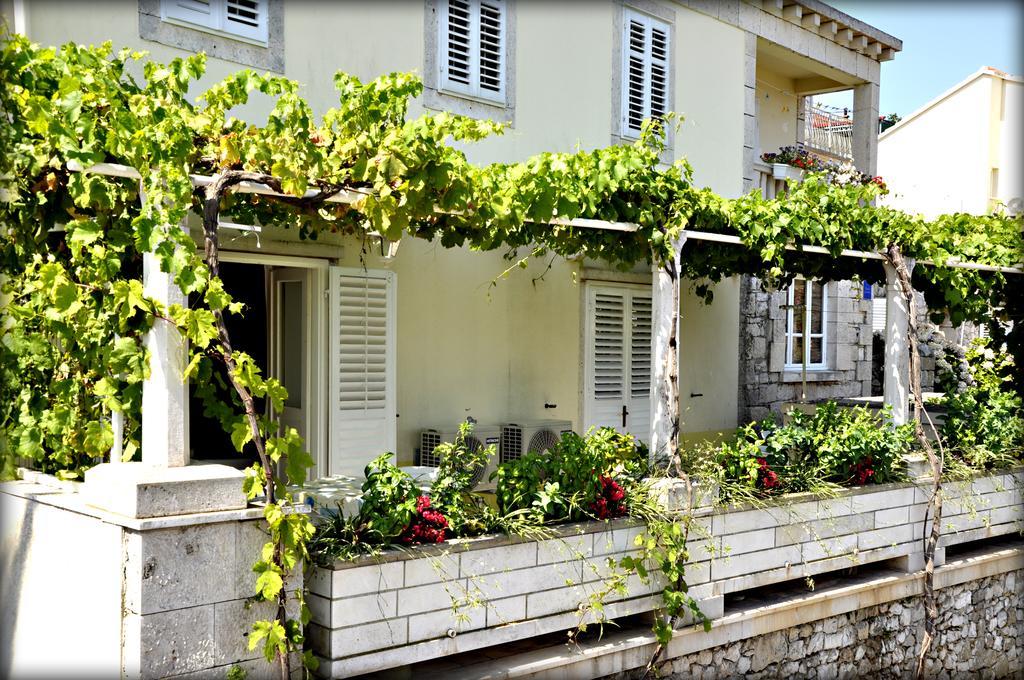 Apartments Lumbarda Exterior photo
